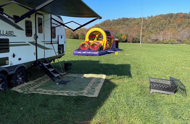 This RV will accommodate 4 adults or two adults and 3-4 kids.