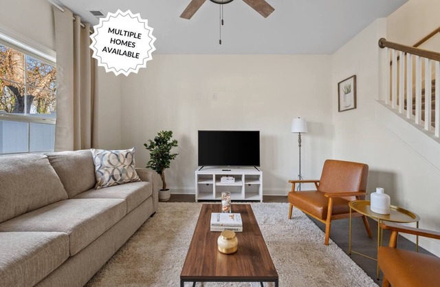 This townhouse is a 3 bedroom(s), 2.5 bathrooms, located in Nashville, TN.