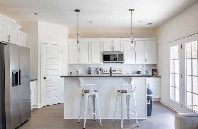 This townhouse is a 4 bedroom(s), 2.5 bathrooms, located in Nashville, TN.