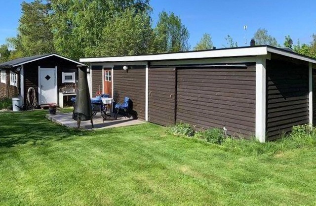 This vacation home near Åkeröfjärden welcomes you with a large, flowery garden.