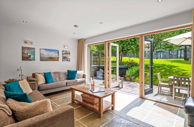 This wonderfully light open-design, pet friendly house overlooks the charming natural pool and is cl