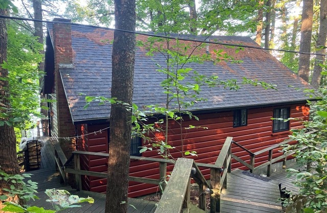 Thompson Lake! Waterfront log style home sleeps 6