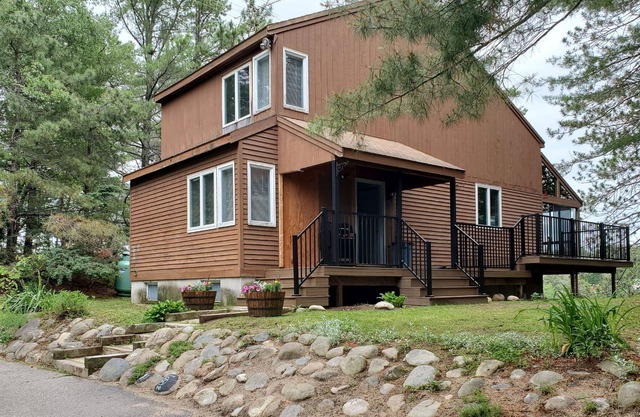 Thornesbrook | House in Wakefield with lake views and a pool table