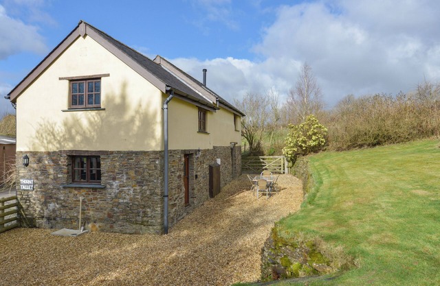 THORNY TALLET, pet friendly, character holiday cottage in Okehampton