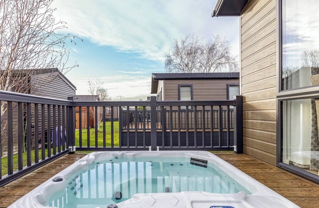 Three Bedrom Luxury Lodge with Hot Tub