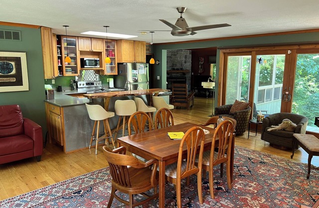 Three Oaks Creek House - Perfect - NEW HOT TUB! 3BR +king bed in screenhouse