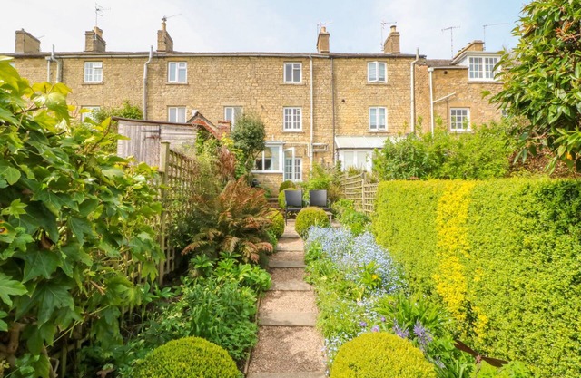 THROWER'S COTTAGE, pet friendly, with open fire in Blockley