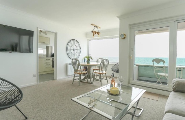 Tides - Beach front apartment in Bracklesham Bay