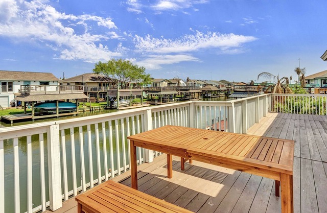 Tiffany Blue Canal Home with Ocean Breeze