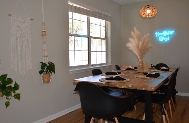 Tiffany's Place w/ Game Room and jetted tub close to main Marine gate
