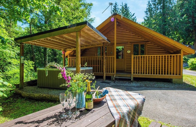 Timber lodge set in an elevated woodland position with one double and one twin.