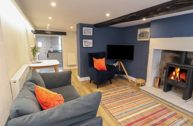 TIMEKEEPER'S COTTAGE, pet friendly, with open fire in Carnforth