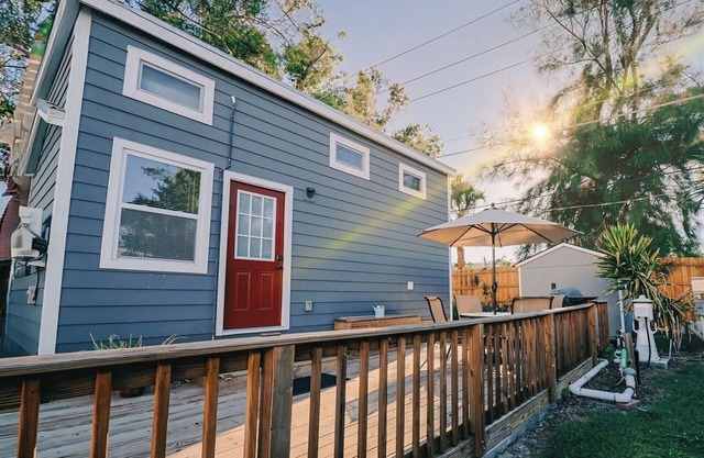 Tiny Home sleeps 6 near beautiful beaches and entertainment