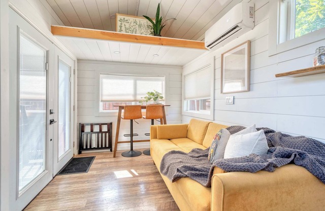 Tiny House Close to Food, Coffee & Art