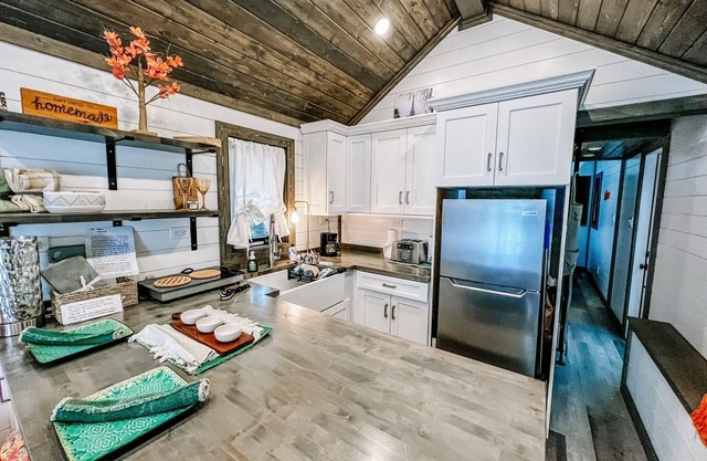 Tiny house on Lake with AHMAZING view!