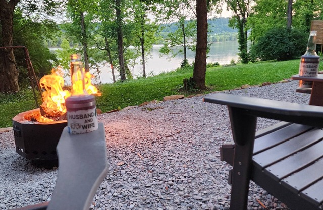 Tiny house on Ohio River cozy, relaxing, peaceful, fishing, kayaking, w/hot tub