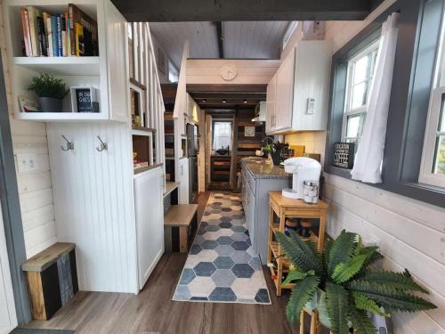Tiny Luxury Retreat Lake Hikes Brews & Vines