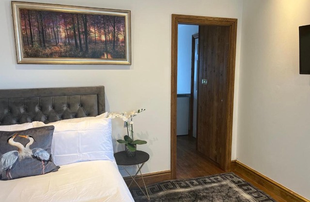 TJ Homes - Luxury Studio Suite with Garden View - Next to tube station London