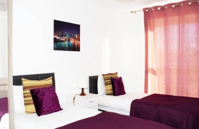 TMS Beautiful 2BR Apartment! Ensuite! Lakeside