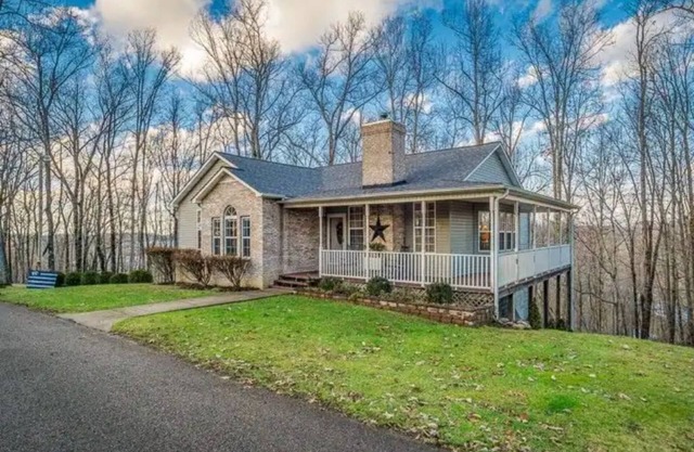 TN Mayberry Retreat - 3BR /2 BA Home with Garage - Dead end road - privacy