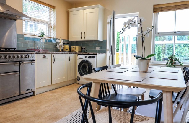 TOAD HALL COTTAGE, pet friendly, country holiday cottage in West Hill