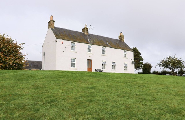 TODLAW FARM HOUSE, pet friendly, with a garden in Jedburgh