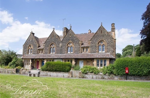 TOLL LODGE, pet friendly, with open fire in Frampton