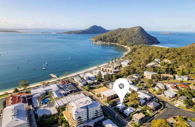 Tomaree Cottage 12 Tomaree Road - 200 mtrs to Beach - Pet Friendly, linen, WiFi & aircon
