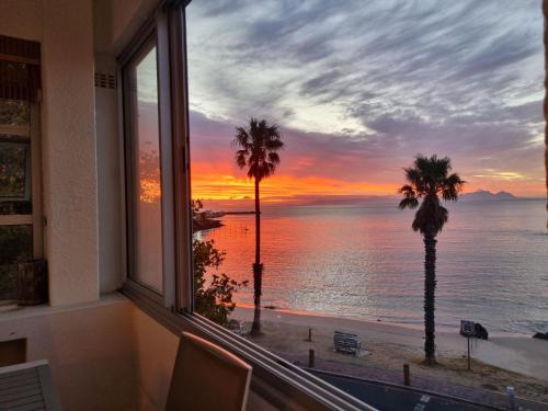 'Top Flat' Apartment with Easy Beach Access, Sea front sleeps 5