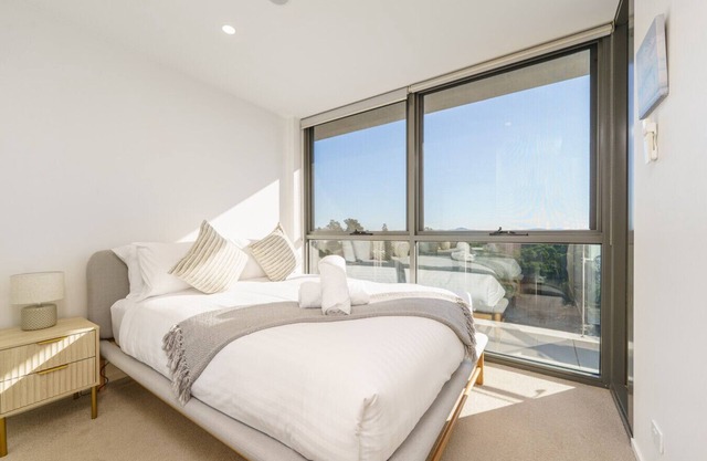 Top-Floor Apartment Near Shops and Arboretum views