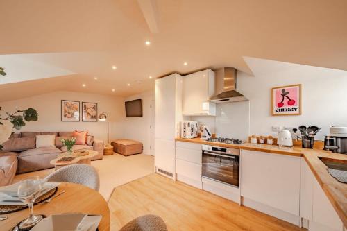 Top Floor - Pavilion View Apartment