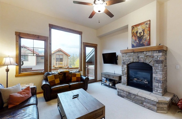 Top-Floor Townhome at Bear Crossing w/Mountain Views, Garage & Hot Tub