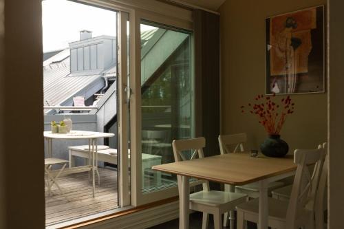Top floor - view & balcony in Oslo city center