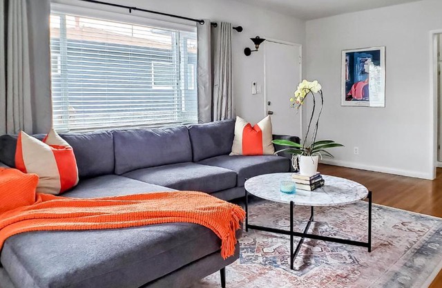 Top Location Walk to Dining, Shops & Near Beach CC E