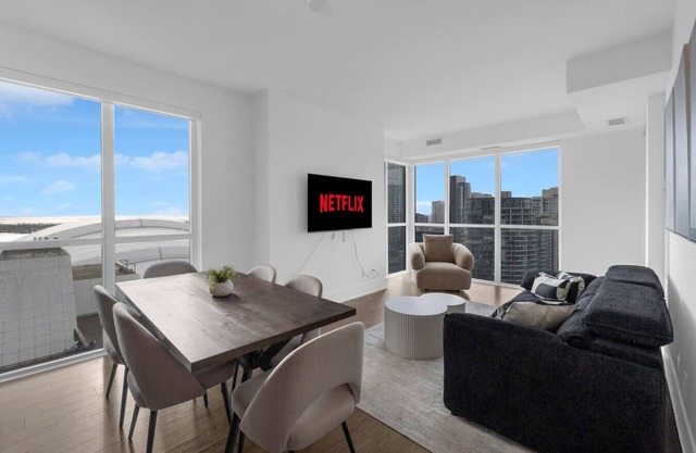 Tower View Suites - Free Parking - Rooftop Pool - Hot Tub - Gym