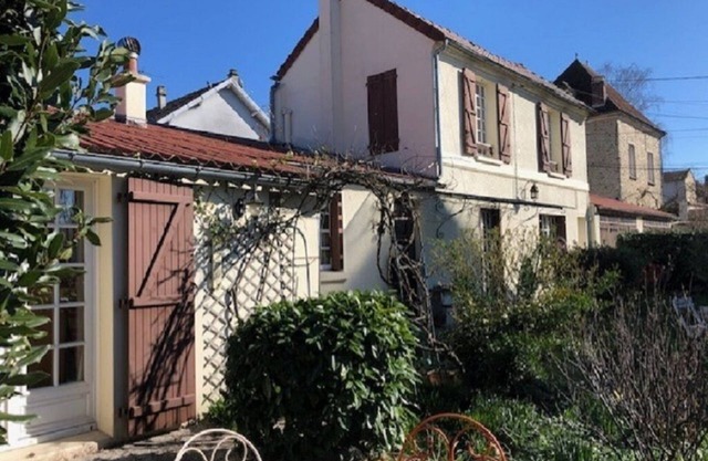 Town center house, single storey, nice private garden, terrace, private parking