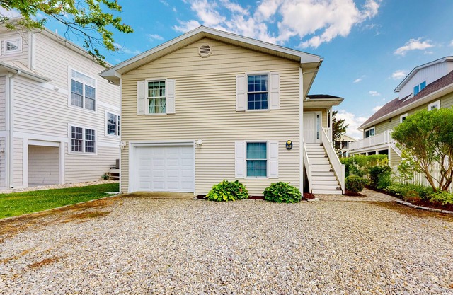 Town of South Bethany Beach home with sunroom and water views - dogs ok