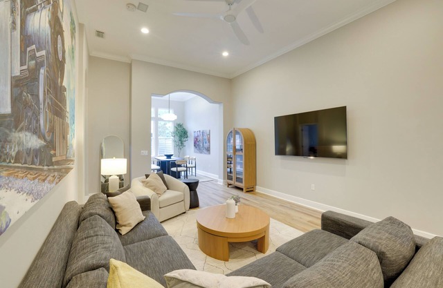 Townhome w/Patio < 5 Mi to UF Campus!