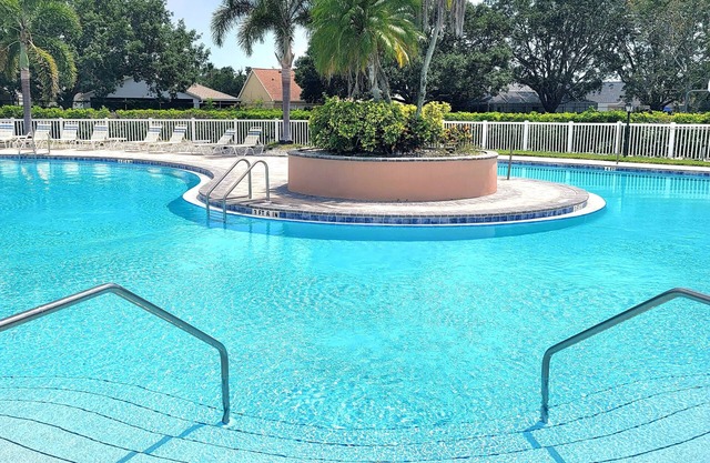 Townhome with Heated Pool, UTC mall, Fits 6, 2bd/2.5bath