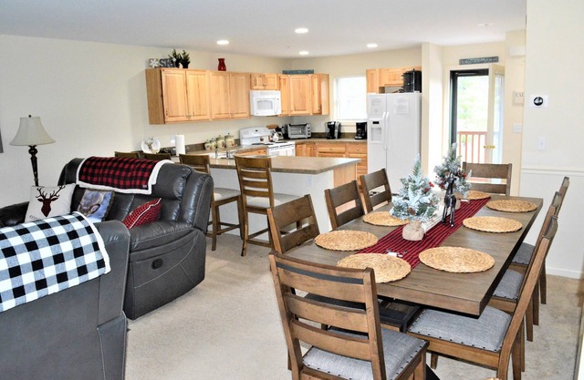 TOWNHOUSE RETREAT AT PLEASANT MOUNTAIN - SKI IN/SKI OUT