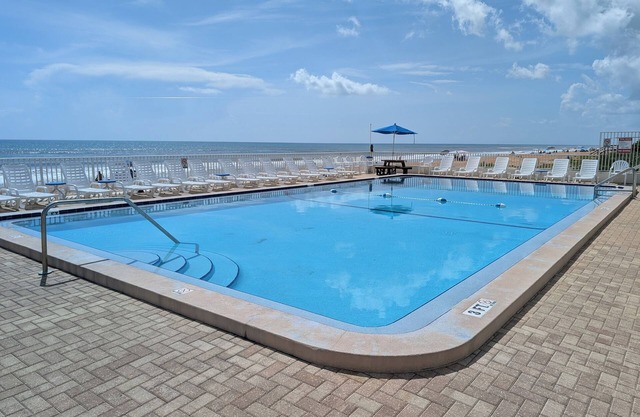 Traders Inn Beach Club