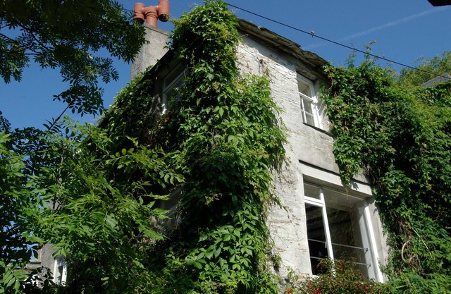 Traditional Charming Cottage Above Sandy Beach - a welcoming Family Holiday Home