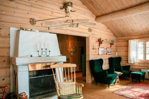Traditional Log Cabin At Reineskarvet