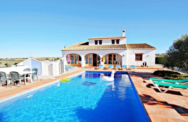 Traditional Spanish 5 bed villa with A/C and pool