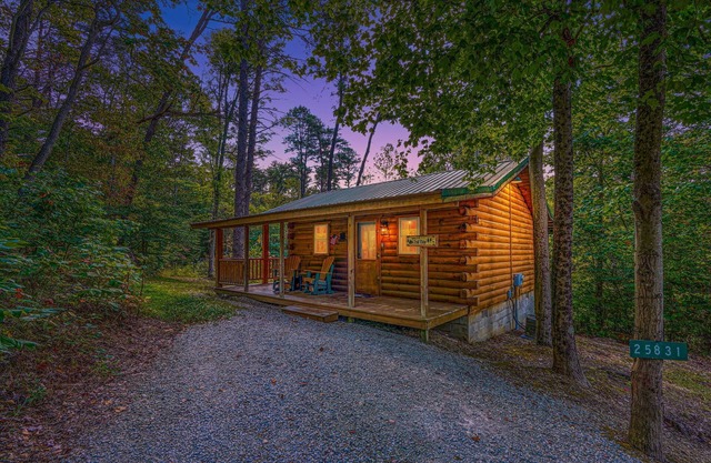Trail Ridge: Pet friendly + private couples cabin w/hot tub in Hocking Hills