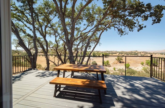Trailblazer Bluff - Updated Ranch with Endless Views of Rolling Hill Vistas.