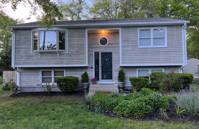Tranquil 3-bedroom Narragansett home - beach passes included!