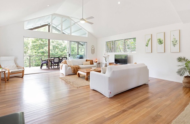Tranquil beach retreat, pool, boardwalk, sleeps 8