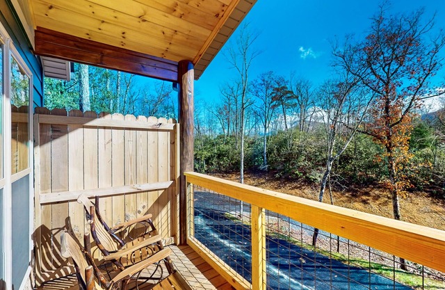 Tranquil cabin w/free attraction tickets, hot tub, picnic area and fire pit