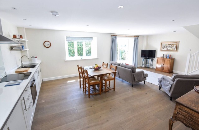 Tranquil cottage in Cotswolds with tennis court